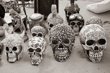 Cráneo artesanal de cerámica estilo prehispánico, símbolo del día de muertos, llamado también...