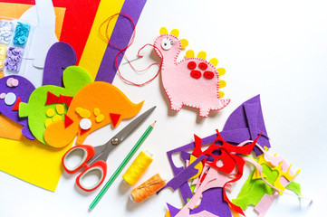 Obraz premium Craft from felt instruction for creating a dinosaur toy