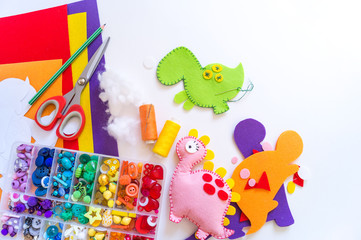 Obraz premium Craft from felt instruction for creating a dinosaur toy