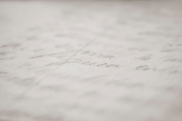 Carta con  caligrafía manuscrita cursiva en hoja blanca vieja
