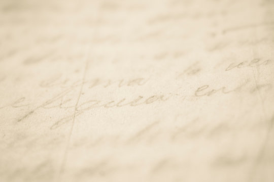 Carta con escrito, caligrafía manuscrita cursiva en hoja de papel blanca vieja