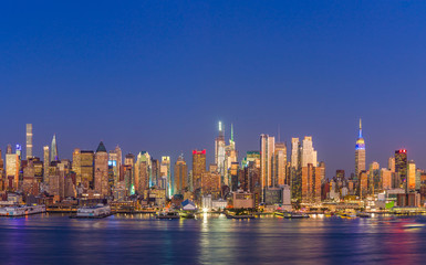 Fototapeta premium Panoramę budynków śródmieścia Nowego Jorku na Manhattanie w nocy