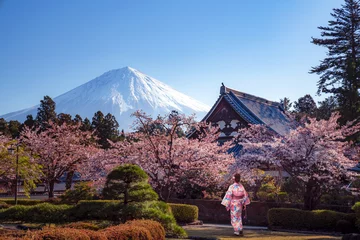 Cercles muraux Mont Fuji Voyageur en robe kimono japonaise promenade dans un parc de sakura