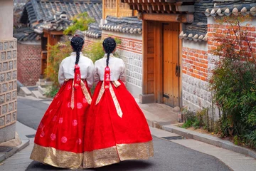 Schilderijen op glas Koreaanse dame in Hanbok of Korea kleedt zich aan en wandelt in een oude stad in seoul © anekoho