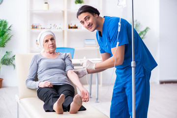 Obraz premium Young male doctor and female oncology patient