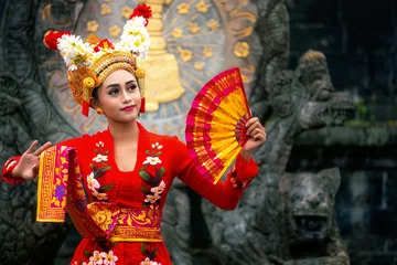 Gordijnen Balinees meisje dat traditionele kleding uitvoert © anekoho