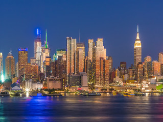 Obraz premium Panoramę budynków midtown Nowego Jorku na Manhattanie w nocy