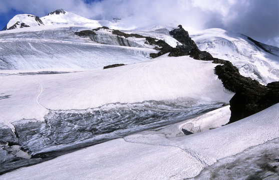 Auf dem Weg zum Monte Cevedale , der mit 3769 Metern zum Hauptkamm der Ortler Alpen geh&ouml;rt. Die Gletscherspalten verlangen Erfahrung und Vorsicht