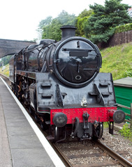 Naklejka premium Lokomotywa parowa BR standard klasy 5 stojąca na peronie, Leicestershire, Anglia, Wielka Brytania.