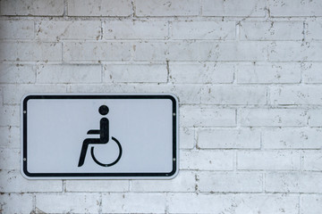 Behindertensymbol reserviert Behindertenparkplatz für Gehbehinderte und schafft barrierefreie Parkmöglichkeiten für Menschen mit Behinderung