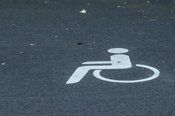 Behindertensymbol reserviert Behindertenparkplatz für Gehbehinderte und schafft barrierefreie...