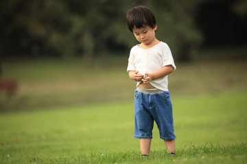 落ち込む男の子