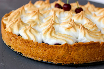 Cherry pie shortbread with air the protein peaks.