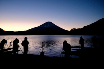 Photographers are waiting to photograph the sunrise at Mount Fuji.