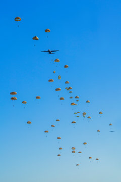  Operation Market Garden 2019, 75 year commemoration. Dropping paratroopers over the Ginkelse Heide Ede in the Netherlands. Holland commemorates the victims of WWII.