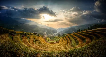 Photo sur Plexiglas Mu Cang Chai Terraced rice fields that resemble the letter U. Sunset evening light and low light. at Mu Cang Chai in Vietnam.