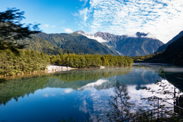 Fototapeta na wymiar Taisho ike lake at Kamikochi in Nagano, Japan