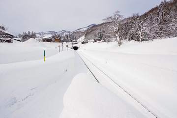 Fototapeta na wymiar 日本有数の豪雪地帯を走る鉄道
