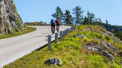 Radfahrer auf einer Bergstrasse