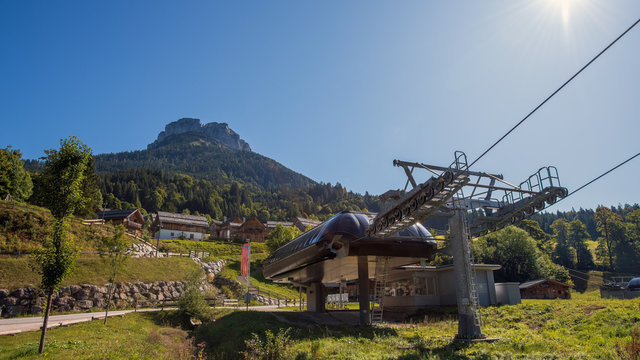 Blick auf den Loser mit Talstationen der Loserbergbahnen