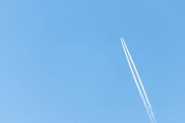 Flugzeug der zivilen Luftfahrt mit Kondensstreifen als Kerosinabgase verpestet die Luft und sorgt...