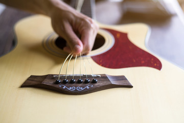 Change the acoustic guitar strings, Steps to insert all 6 guitar strings, Close-up