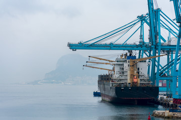 Barco portacontenedores atracado en el muelle con gruas