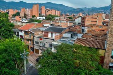 Obraz premium Vista panorámica de la ciudad de Medellín, Antioquia - Colombia. Una vista de casas en Colombia, montaña en el fondo. Vista desde arriba