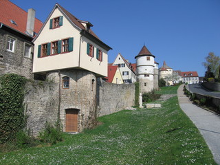 Fototapeta na wymiar Eckiges Haus auf runden Turm Stadtmauer Dettelbach