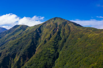 火打山の登山道をドローンから撮影した風景