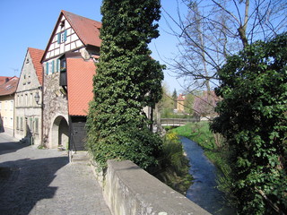 Fototapeta na wymiar Brücker Tor und Bach in Dettelbach