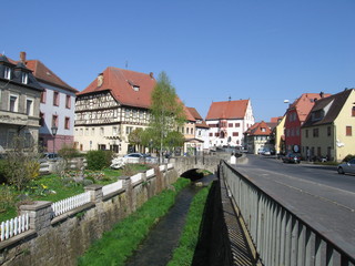 Der Dettelbach vor dem Rathaus in Dettelbach