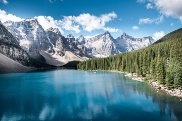 Fototapeta na wymiar Beautiful Moraine lake in Banff national park, Alberta, Canada