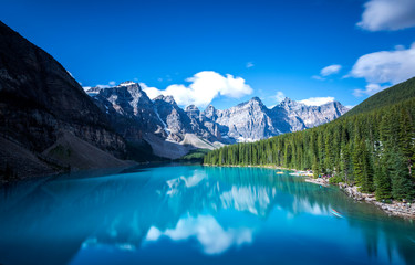 Fototapeta na wymiar Beautiful Moraine lake in Banff national park, Alberta, Canada