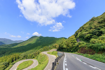 峠道と青空　雲仙千々石線　長崎県雲仙市