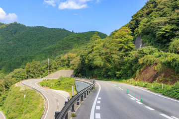 峠道と青空　雲仙千々石線　長崎県雲仙市