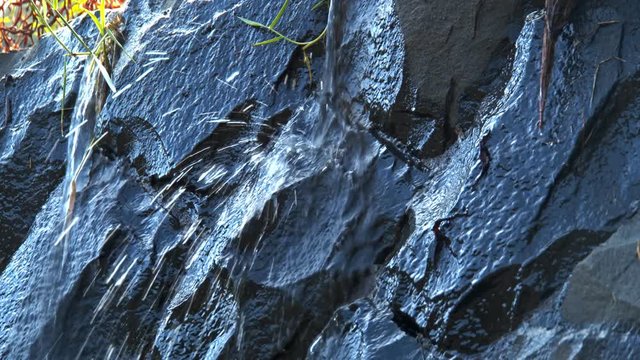 コンクリートに打ち付ける水　通常スピード