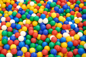Fototapeta na wymiar Lots of colorful plastic balls for playing and jumping.