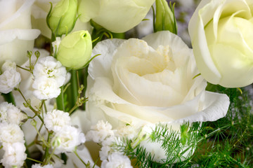 Blumenstrauss mit Rosen und Blättern gebunden zu einem Strauss