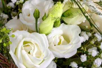 Blumenstrauss mit Rosen und Orchideen