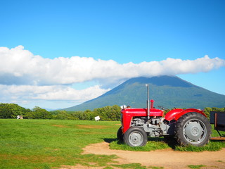 北海道ニセコの風景 トラクターと羊蹄山