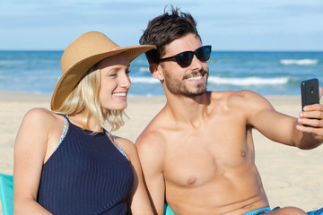 Fototapeta premium couple in love makes selfie beach