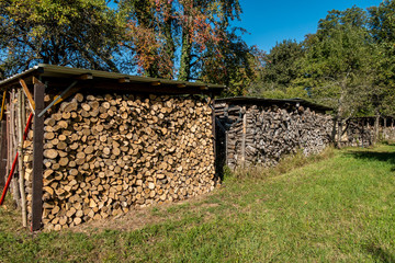 Brennholz aufgestapelt zum trocknen für die Heizperiode © focus finder