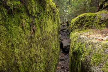 Sentier étroit entre des rochers