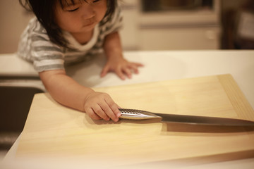 包丁に触れる子供