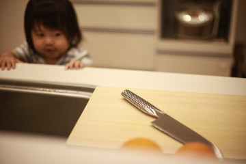 包丁に触れようとする子供