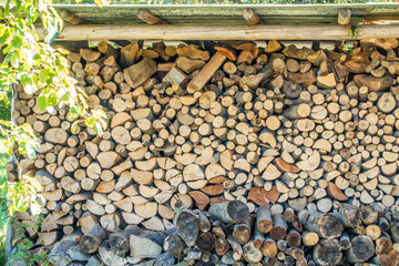 Brennholz aufgestapelt zum trocknen für die Heizperiode © focus finder