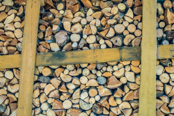 Brennholz aufgestapelt zum trocknen für die Heizperiode © focus finder