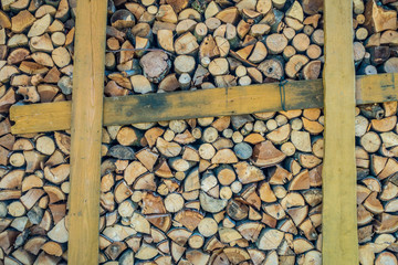Brennholz aufgestapelt zum trocknen für die Heizperiode © focus finder