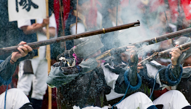 火縄銃を射撃する鉄砲足軽